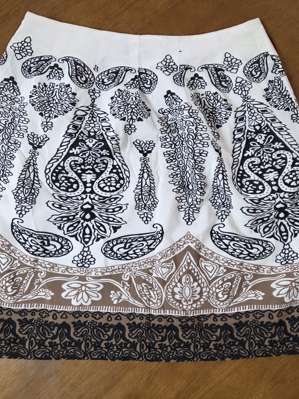 Banana Republic White Skirt with Black and Tan Paisley Border Size 8